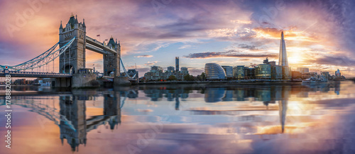 Von der Tower Bridge bis zur London Bridge, die  Skyline von London bei Sonnenuntergang