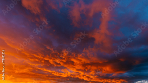 Tableau sur toile Panoramic view of apocalypse sky over city