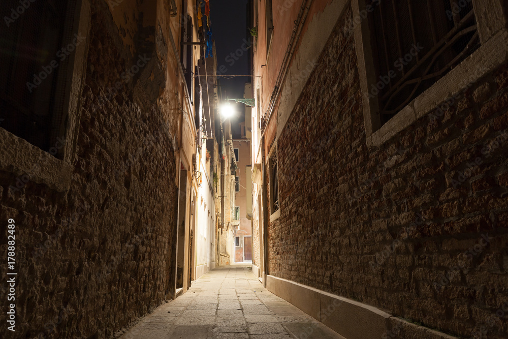 Schmale Gasse in Venedig