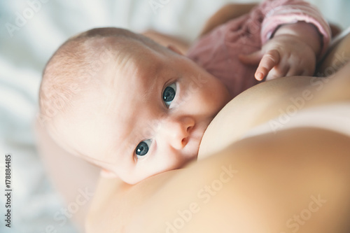 Mother breastfeeding newborn baby child Fototapet