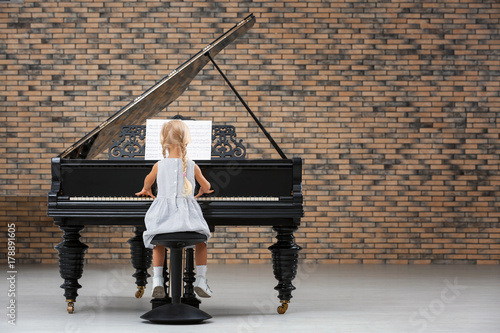 Fototapeta Mała dziewczynka bawić się pianino indoors