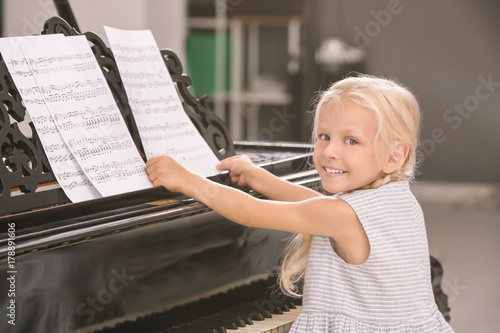 Little girl playing piano i...
