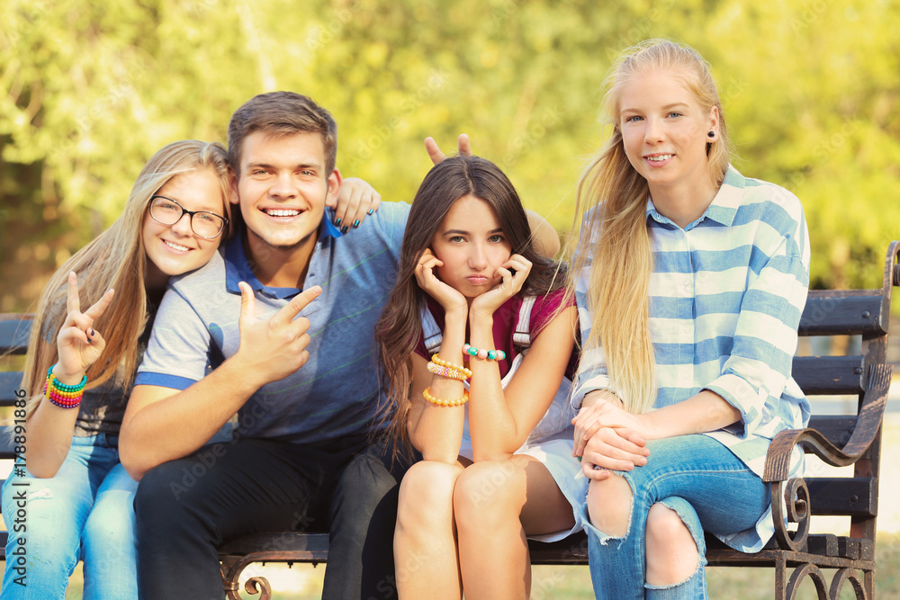 Obraz premium Happy teenagers posing on city street