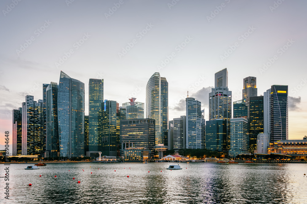 Naklejka premium Wonderful Singapore skyline at sunset. Skyscrapers in downtown