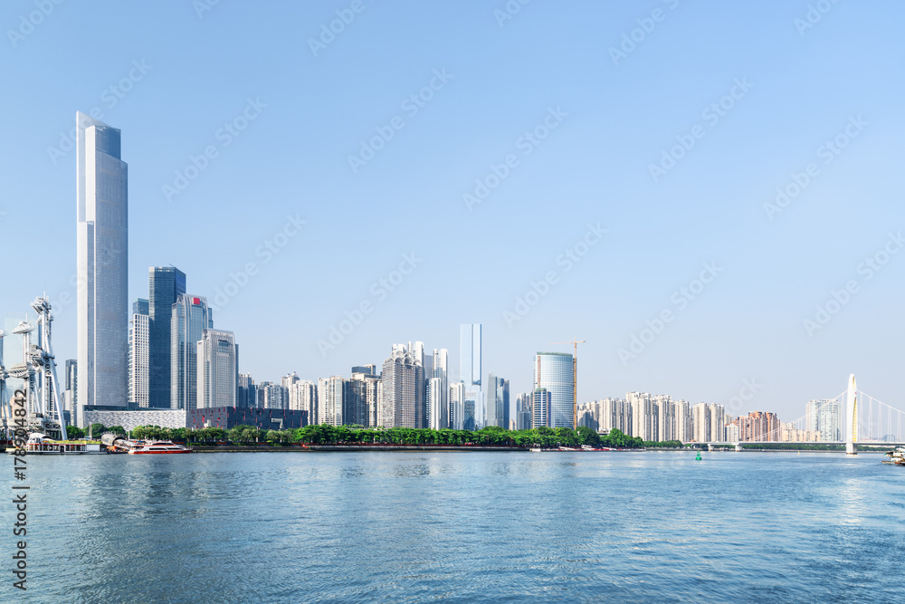 Naklejka premium Panoramę Guangzhou, Chiny. Rzeka Perłowa i nowoczesne budynki