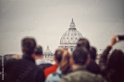 gruppo di turisti di fronte ad una veduta di roma photo