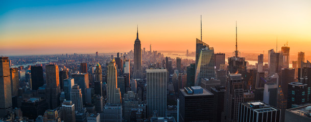 Fototapete Manhattan Manhattan Stadtpanorama im Sonnenuntergang  © heyengel