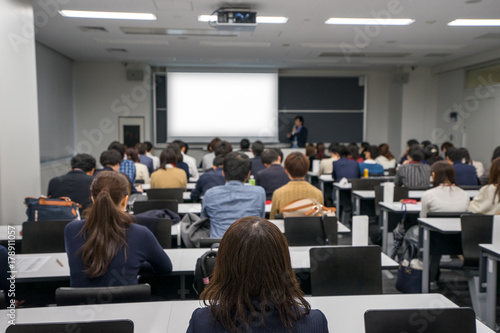 大学の教室でのプレゼンテーションのイメージ photo