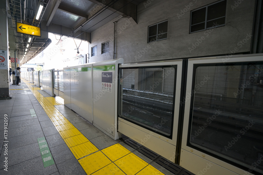 Obraz premium 日本の駅のホーム