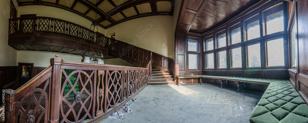 Obraz premium verlassenes jagdhaus panorama