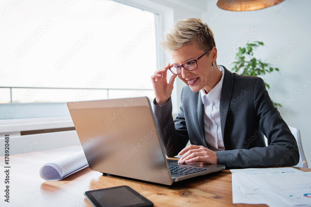 Businesswoman working on a laptop 