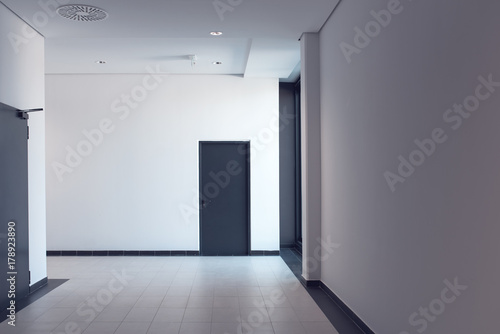 Canvas Print Empty corridor in modern business office building