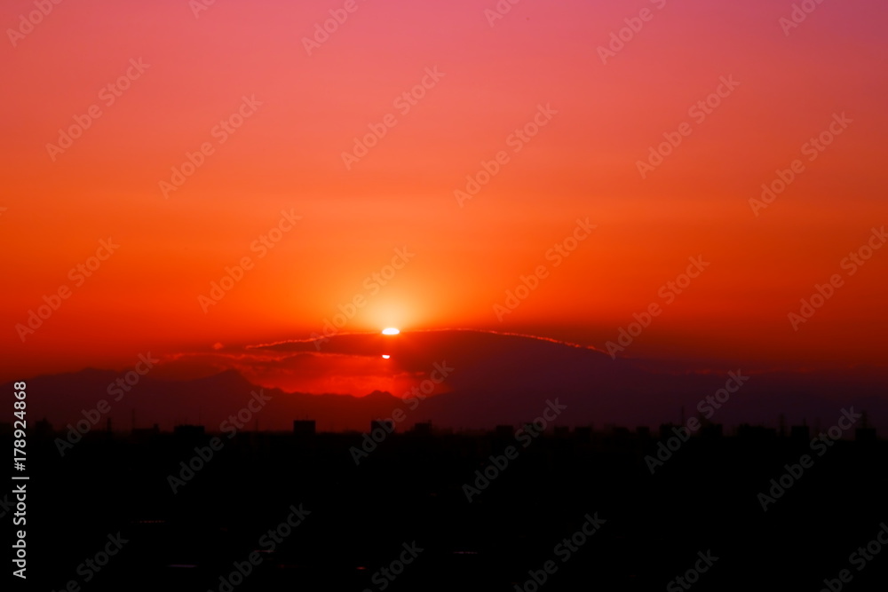 Fototapeta premium 日没の空と都会の街並み