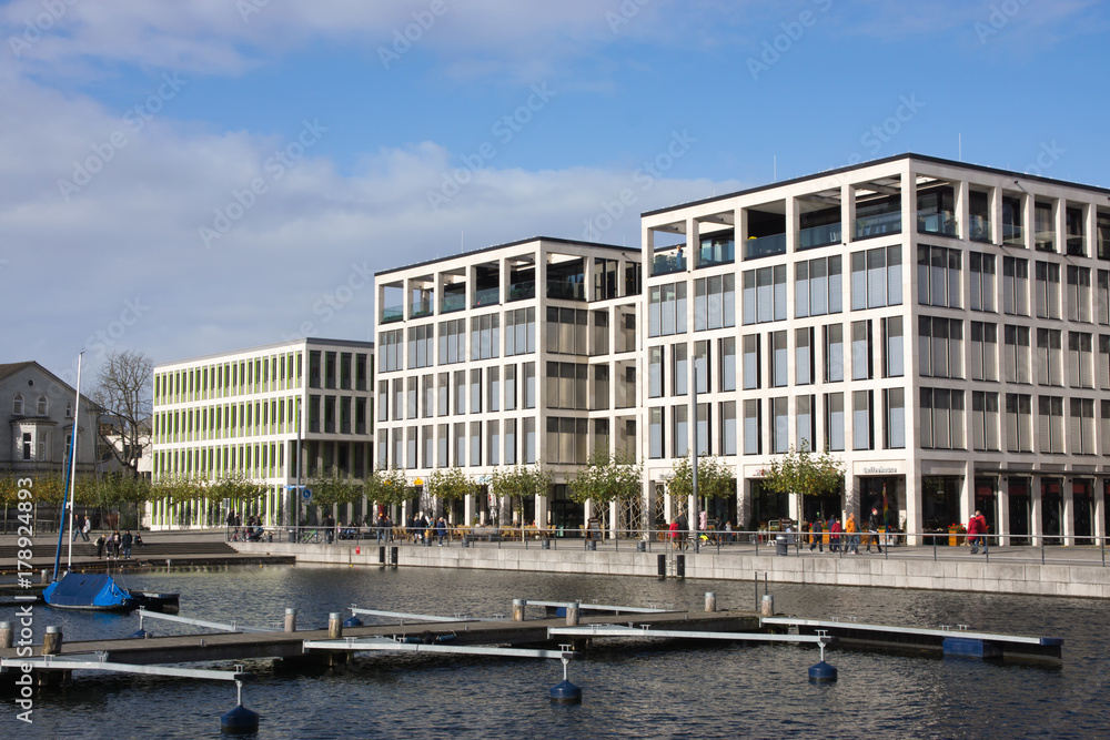 Teil der Hafenpromenade am Dortmunder Phönixsee, Nordrhein-Westfalen Teil der Hafenpromenade am Dortmunder Phönixsee, Nordrhein-Westfalen