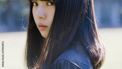 公園で陽射しを浴びる女性