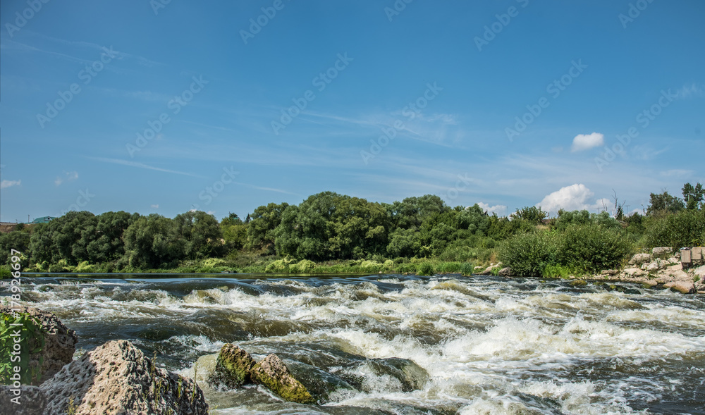 Obraz premium A rusty river on a sunny day.