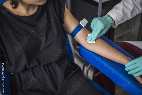 infermiere esegue un prelievo di sangue per analisi mediche