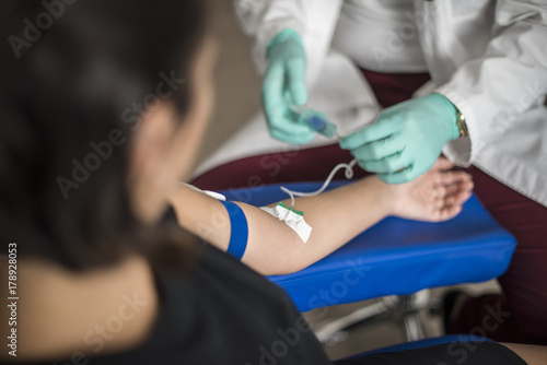 infermiere esegue un prelievo di sangue per analisi mediche