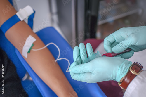 infermiere esegue un prelievo di sangue per analisi mediche photo