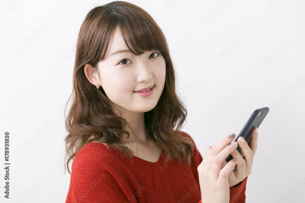 スマートフォンを使う女性