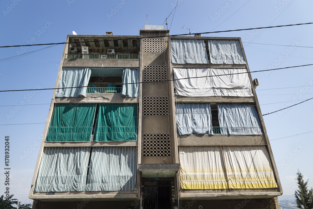 Obraz premium Typowy dom w Bejrucie z kolorowymi zasłonami przed balkonem, Liban