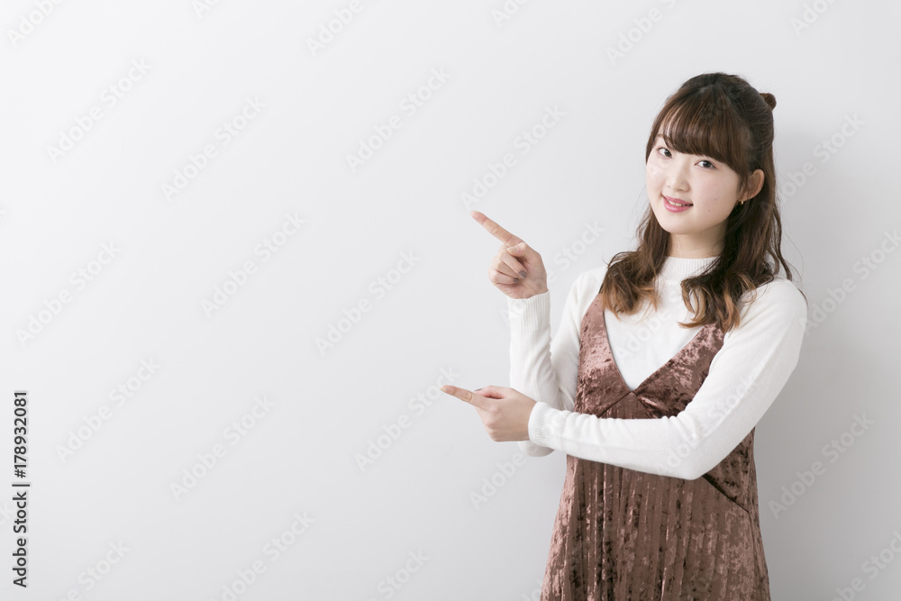 ポーズをとる女性 ポーズをとる女性