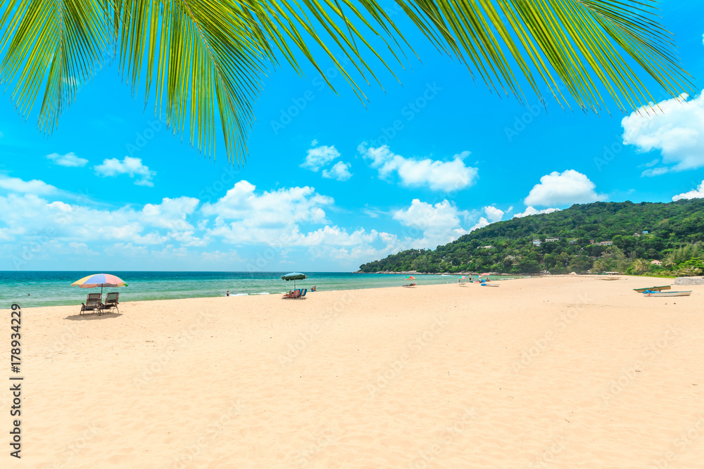 Fototapeta premium Ka-ron Beach at Phuket , Thailand. White sand beach with beach umbrella. Summer, Travel, Vacation and Holiday concept.