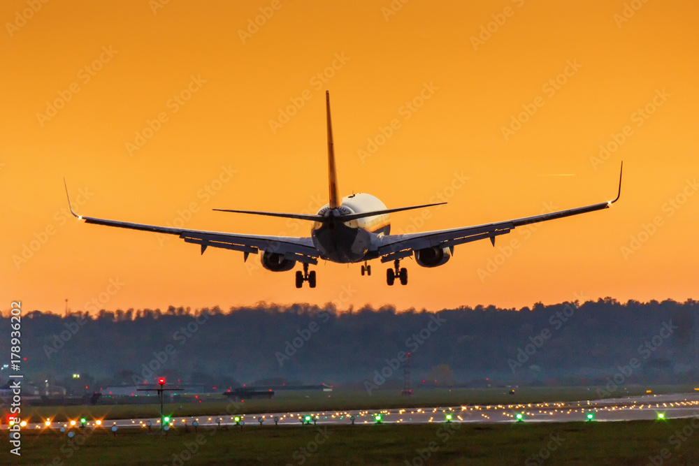 Fototapeta premium Samolot ląduje lotnisko Stuttgart słońce zachód słońca wakacje podróż podróży