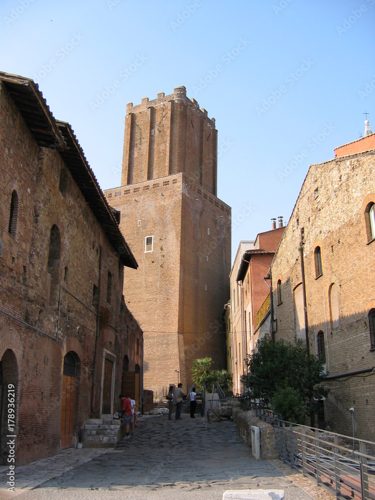 Antica torre militare urbana medievale ai mercati Traianei a Roma in Italia.