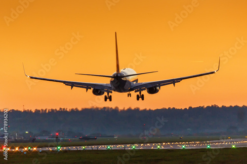Flugzeug landet Flughafen Stuttgart Sonne Sonnenuntergang Ferien Urlaub Reise reisen