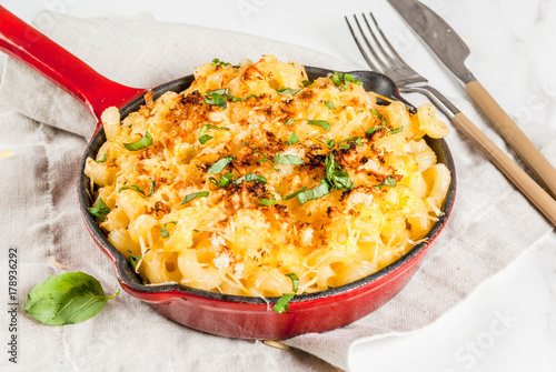 Fotografie Mac and cheese, american style macaroni pasta with cheesy sauce and crunchy brea