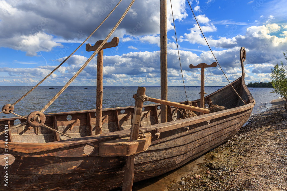 Obraz premium Historic old wooden boat on the Baltic Sea coast. Close up wooden block and ropes. Concept of the history of navigation. Engure, Latvia
