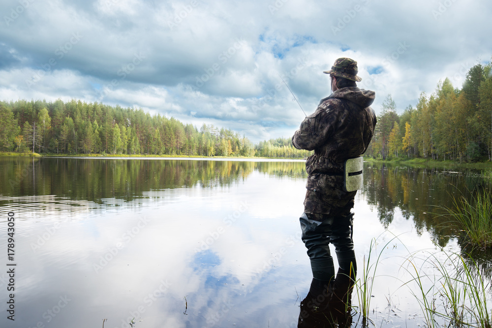 Naklejka premium Man fishing on a lake