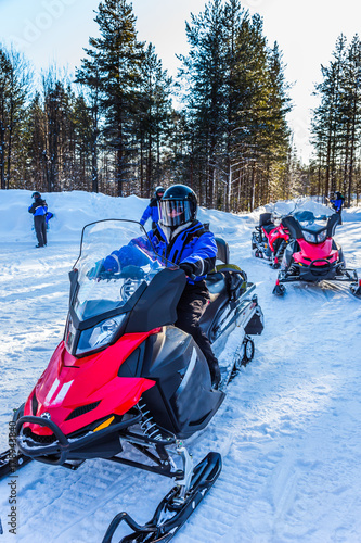 Fotografi Tourist snowmobiles moves along the ice