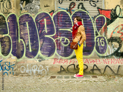 Canvas Print Woman in yellow pants at the grafitti wall (2)