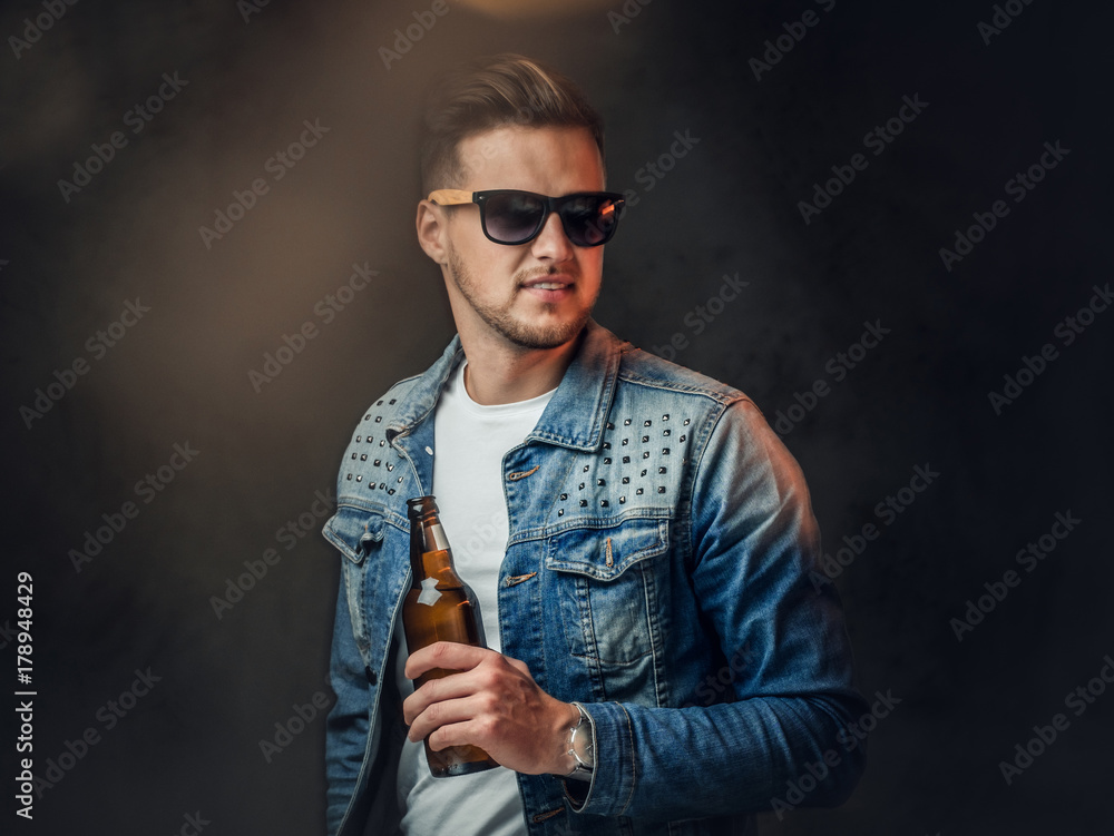 Plakat Mężczyzna trzyma butelkę z piwem rzemieślniczym.