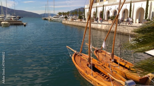 Две лодки. Пристань. Залив. Черногория