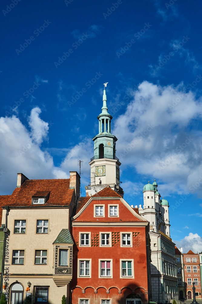 Obraz premium Old market with townhouses and Renaissance town hall tower in Poznan.