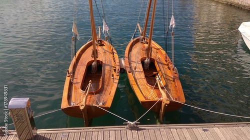 Две лодки на пристани в Черногории