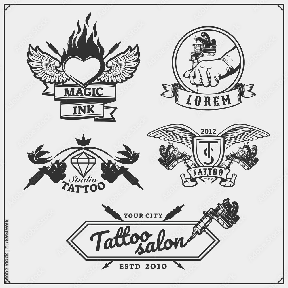 Plakat Wektor zestaw etykiet salon tatuażu, odznaki i elementy projektu. Emblematy studia tatuażu z profesjonalnym sprzętem.