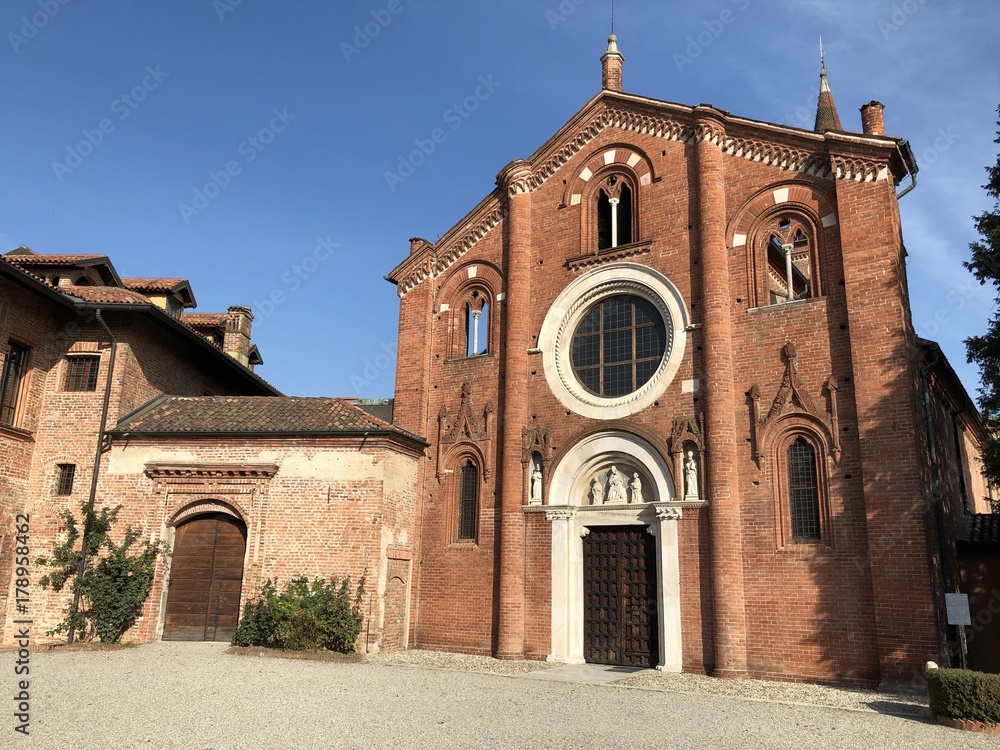 basilica di Viboldone in provincia di Milano. Chiesa cristiana nella campagna di Milano