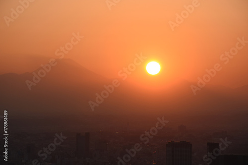 日本の東京都市風景「都心から望む沈む太陽」（左に富士山）