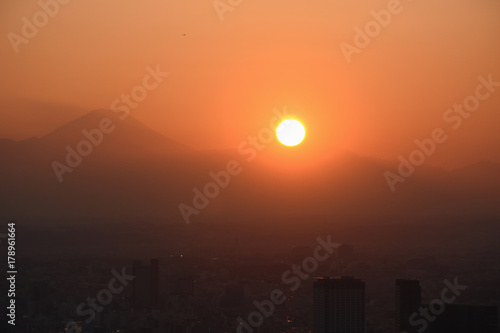 日本の東京都市景観「都心から見える富士山と沈む太陽」