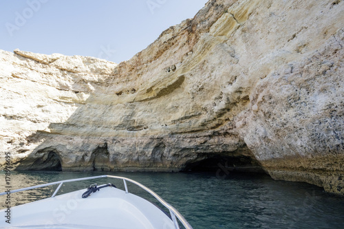 Paseo en barco por los acantilados y cuevas de la Península Ibérica.