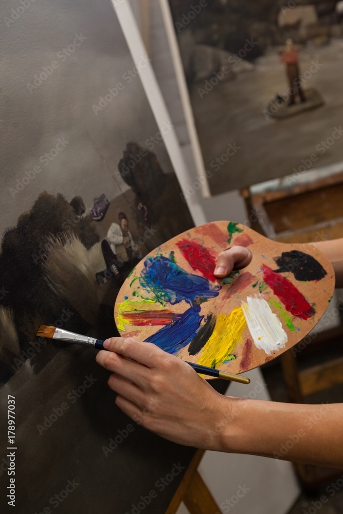 Obraz premium Woman painting on canvas in drawing class