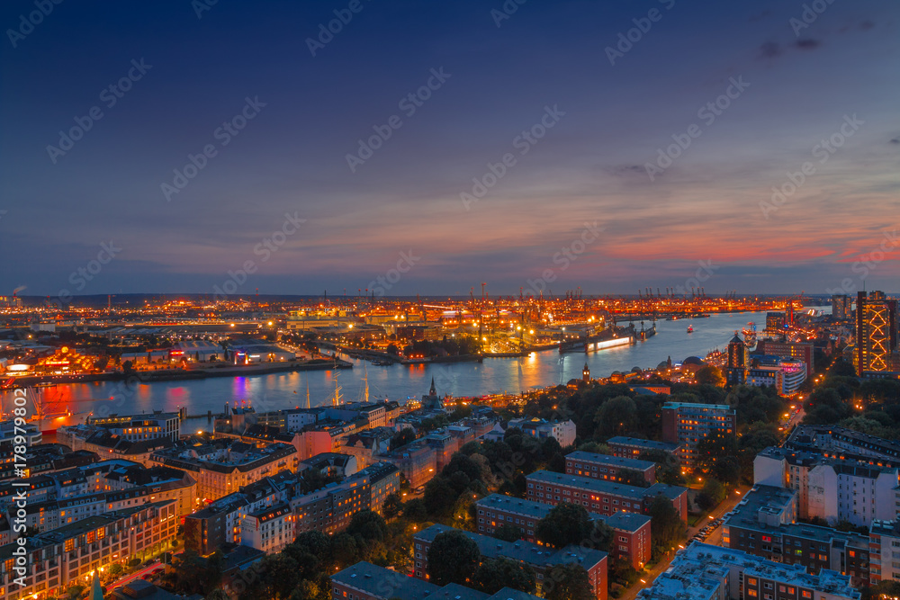 Obraz premium Hamburger Hafen bei Nacht