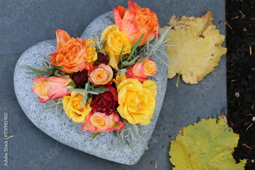 Heart and Roses, Decoration, herbstliche Dekoration mit Rosen und einem Herz aus Stein