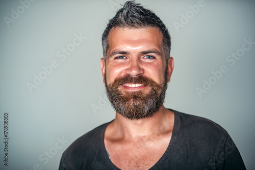 Photo Man happy smile on bearded face with stylish haircut