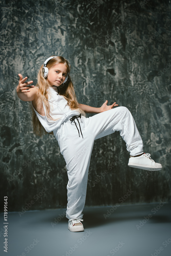 Fototapeta premium dancing modern girl