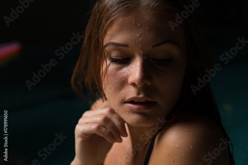 Junge Frau posiert im Hallenbad